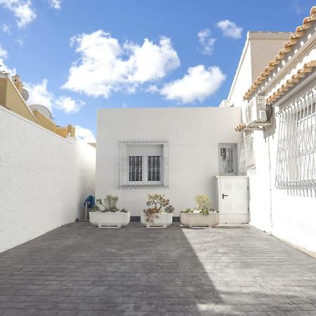Detached 2 bed 2 bath Villa with private pool close to all amenities Villamartin  Esterno foto