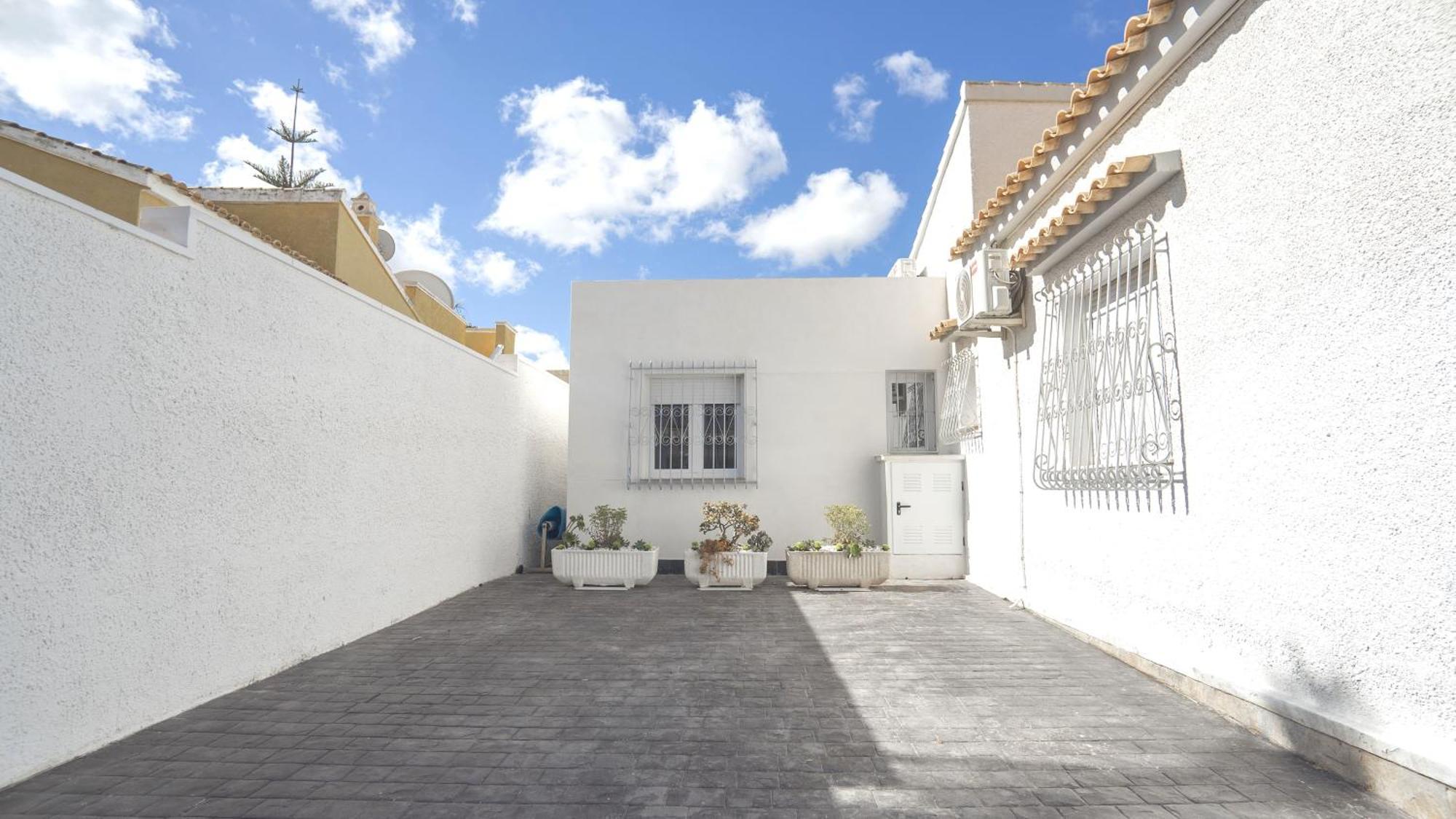 Detached 2 bed 2 bath Villa with private pool close to all amenities Villamartin  Esterno foto