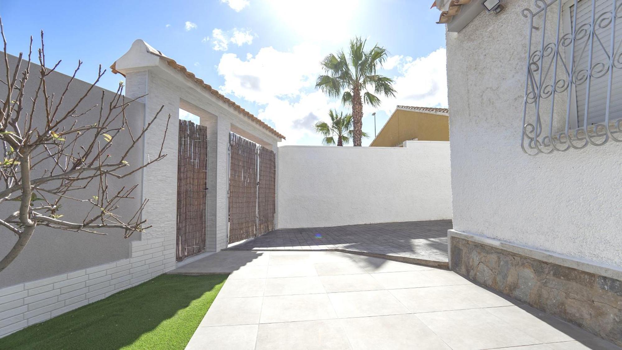 Detached 2 bed 2 bath Villa with private pool close to all amenities Villamartin  Esterno foto