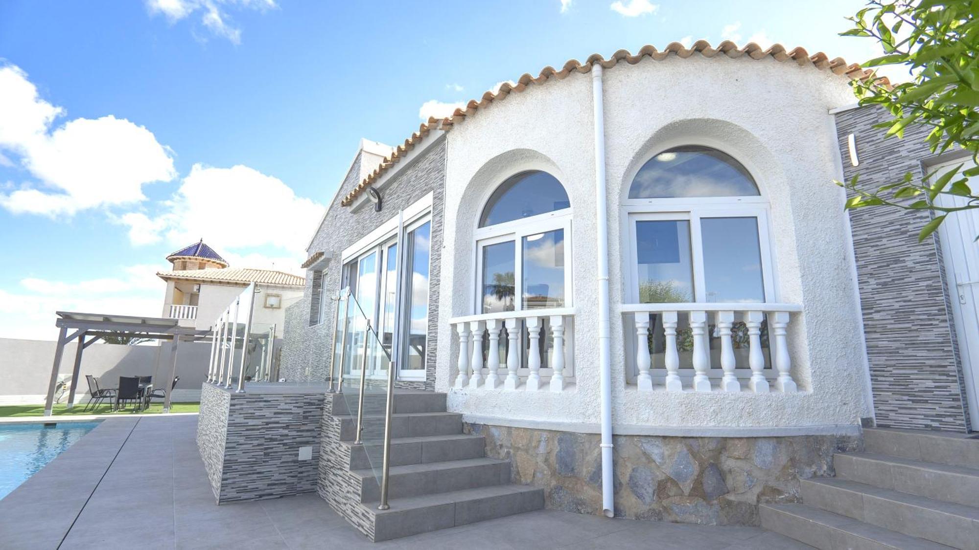 Detached 2 bed 2 bath Villa with private pool close to all amenities Villamartin  Esterno foto