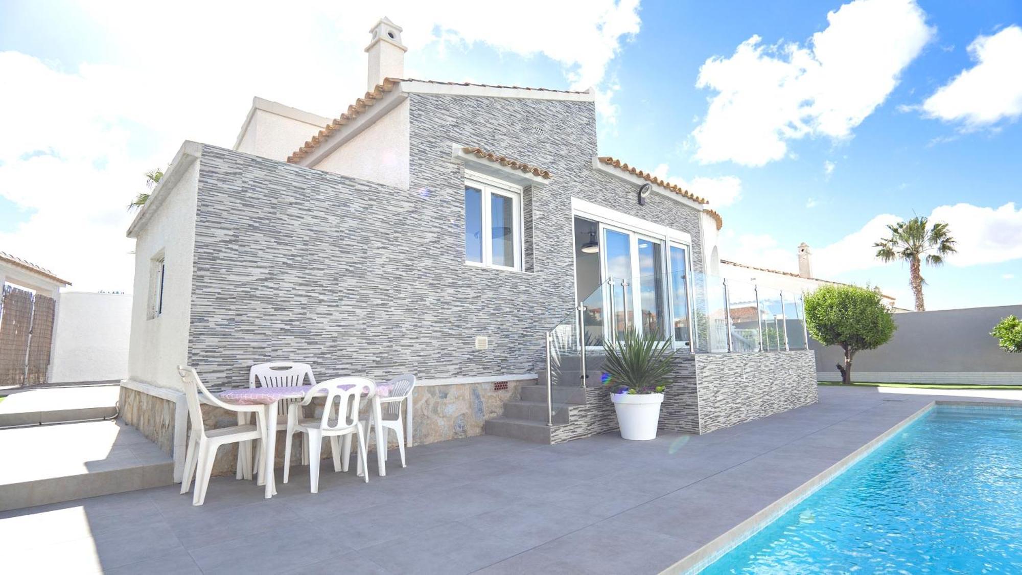 Detached 2 bed 2 bath Villa with private pool close to all amenities Villamartin  Esterno foto