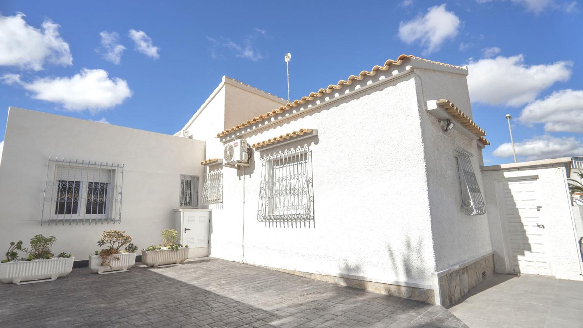 Detached 2 bed 2 bath Villa with private pool close to all amenities Villamartin  Esterno foto