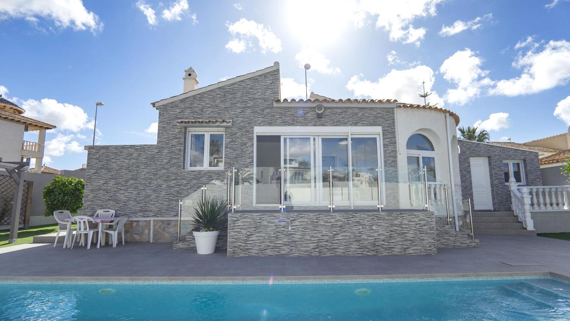 Detached 2 bed 2 bath Villa with private pool close to all amenities Villamartin  Esterno foto