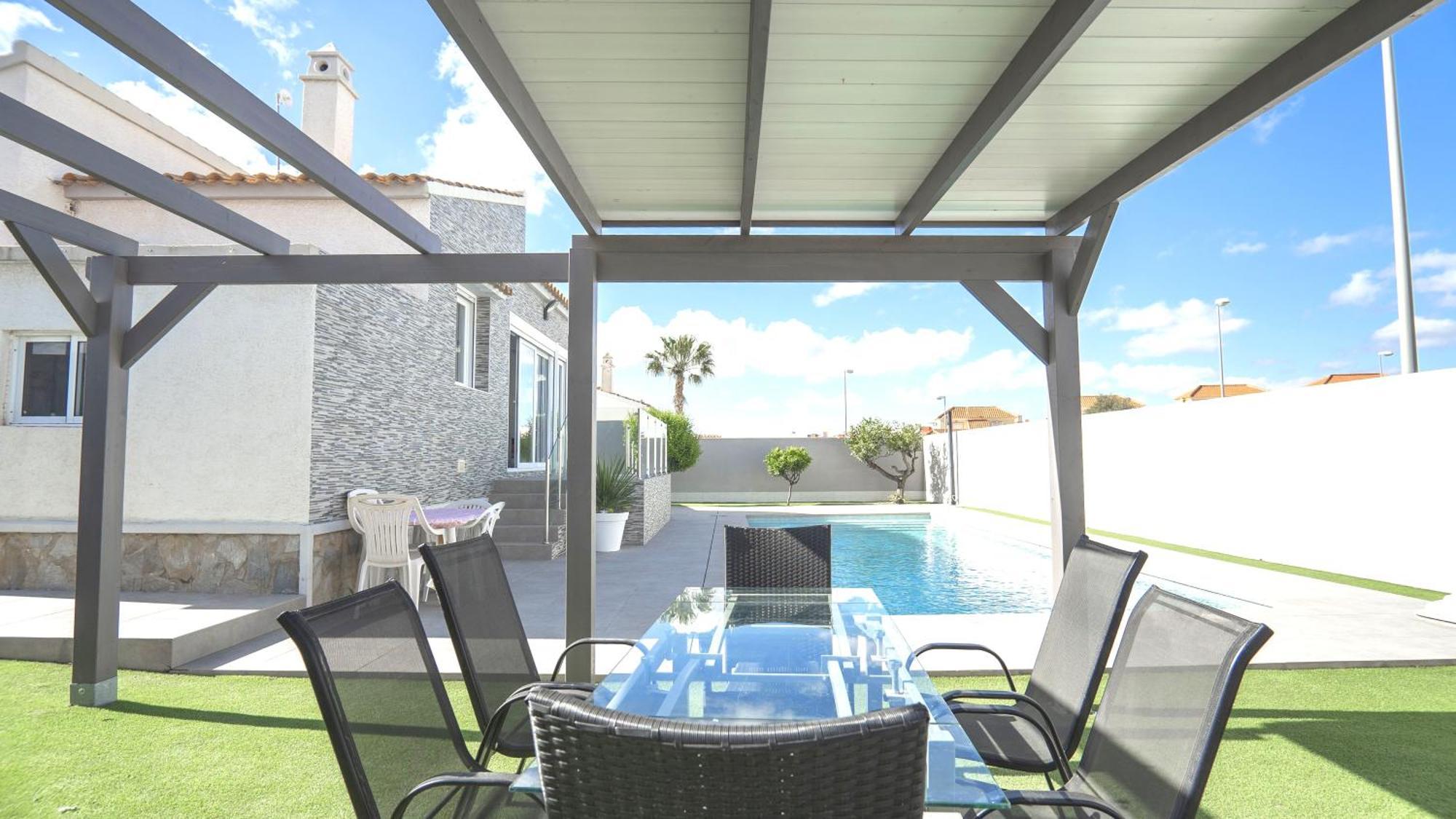 Detached 2 bed 2 bath Villa with private pool close to all amenities Villamartin  Esterno foto